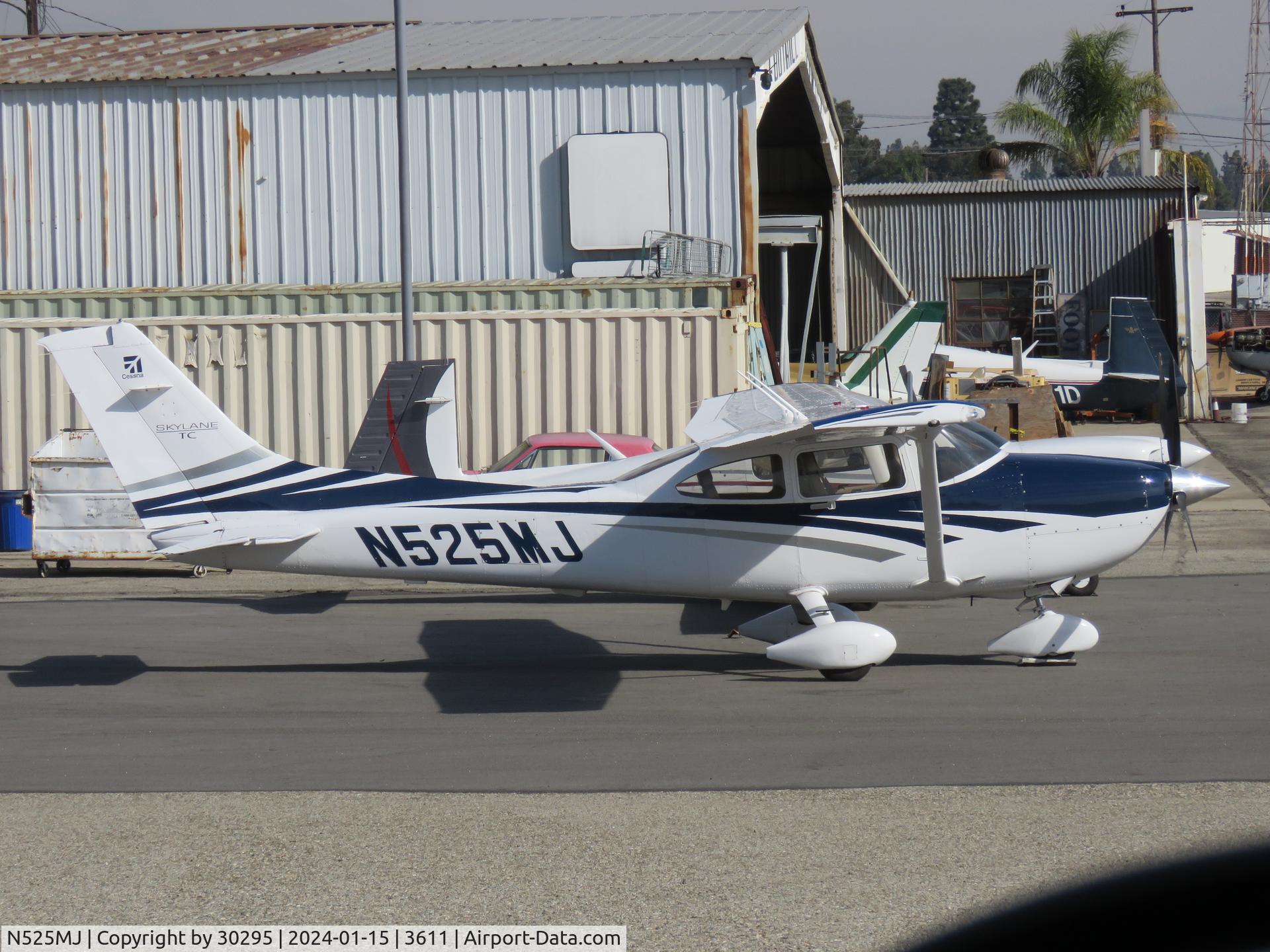 N525MJ, 2006 Cessna T182T Turbo Skylane C/N T18208533, Parked