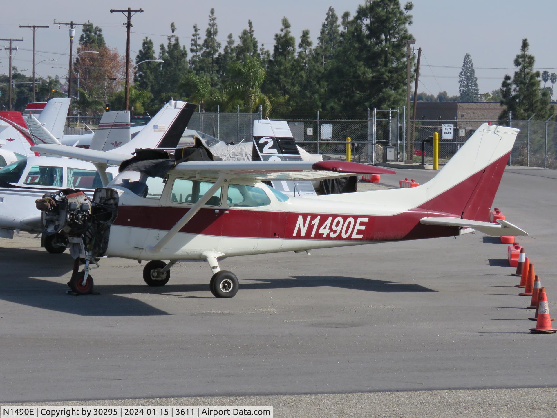 N1490E, 1978 Cessna 172N C/N 17271020, Being worked on