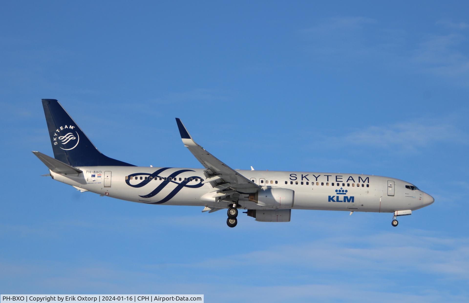 PH-BXO, 2001 Boeing 737-9K2 C/N 29599, PH-BXO landing rw 04L