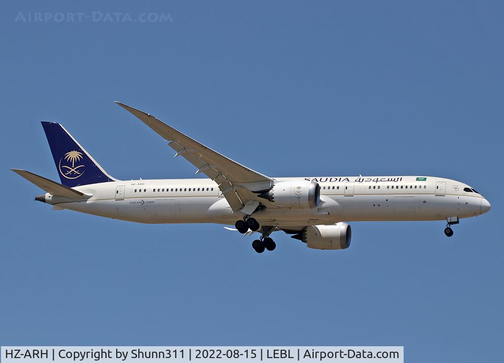 HZ-ARH, 2017 Boeing 787-9 Dreamliner Dreamliner C/N 41551, Landing rwy 06L