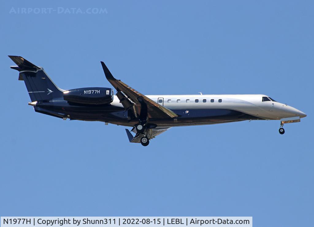 N1977H, Embraer EMB-135BJ Legacy C/N 14501198, Landing rwy 06L