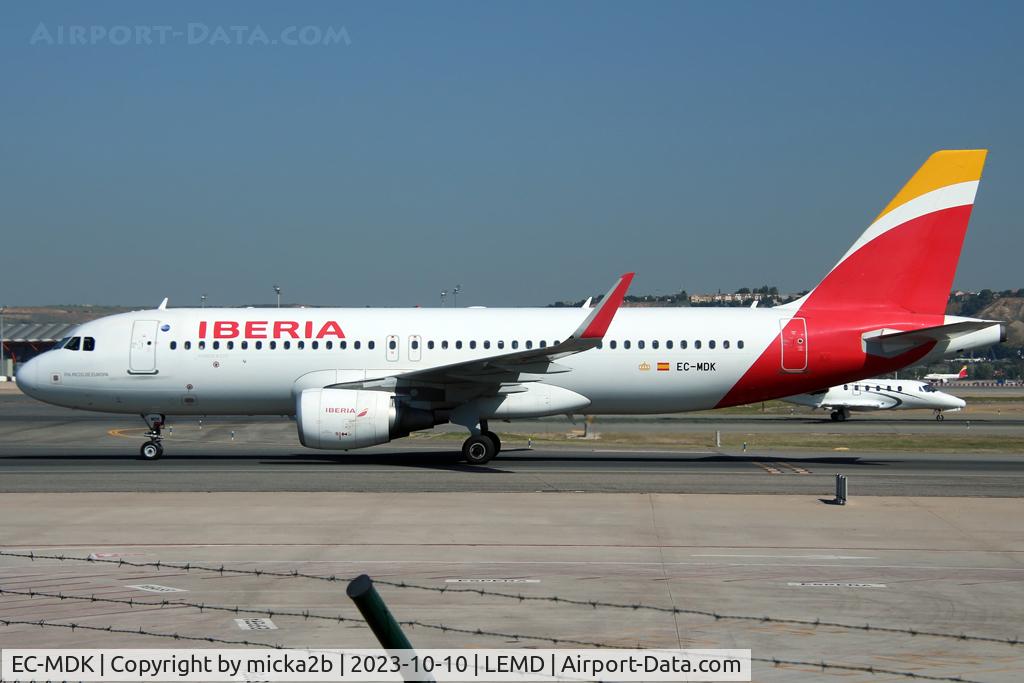 EC-MDK, 2014 Airbus A320-214 C/N 6328, Taxiing