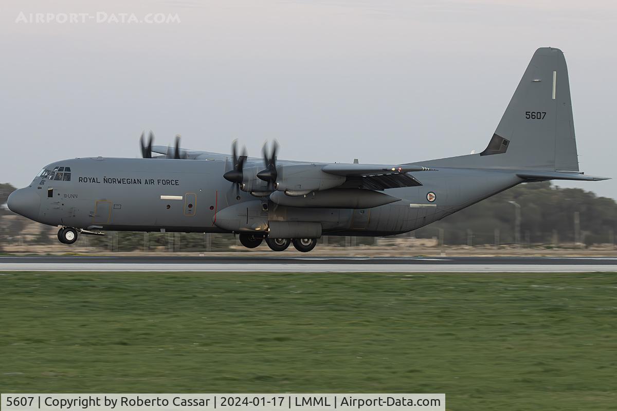 5607, 2009 Lockheed Martin C-130J-30 Super Hercules C/N 382-5607, Runway 31
