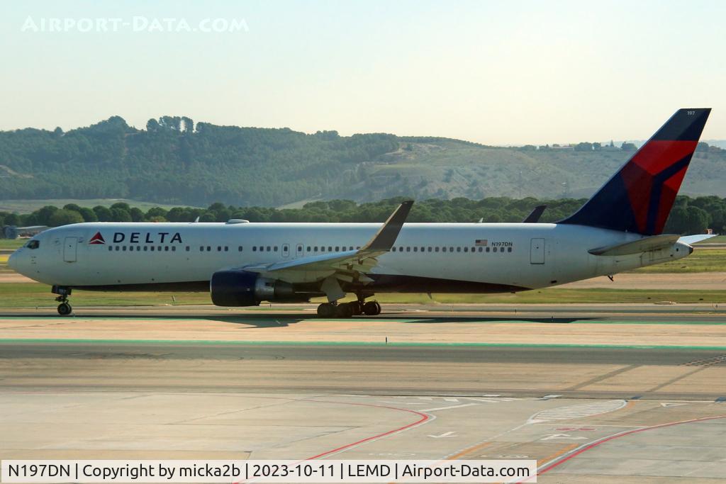 N197DN, 1997 Boeing 767-332 C/N 28454, Taxiing