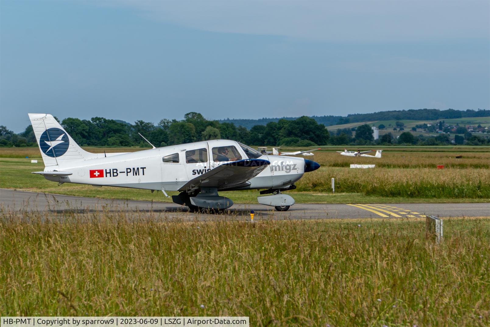 HB-PMT, 1989 Piper PA-28-181 Archer II C/N 2890151, Holding runway 06 Grenchen