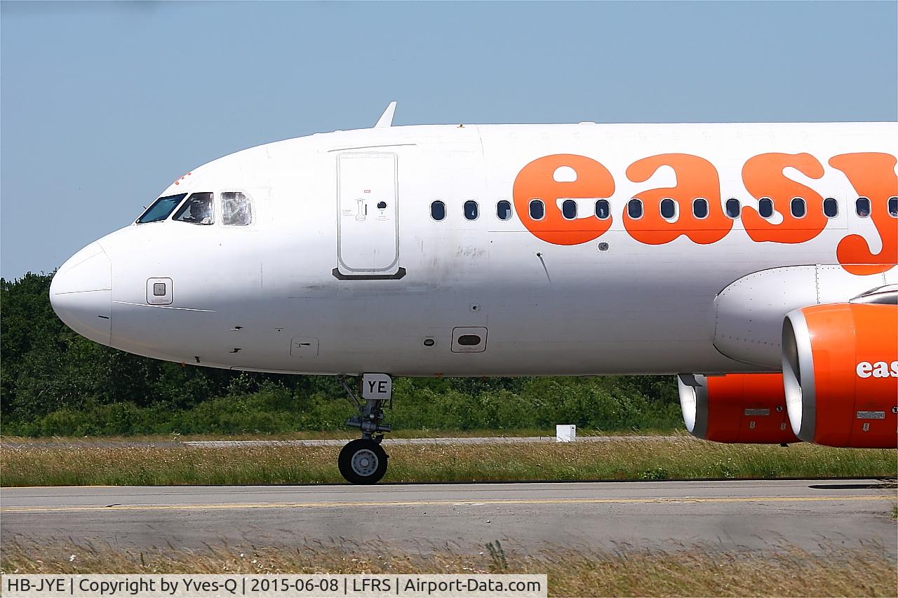 HB-JYE, 2009 Airbus A320-214 C/N 4006, Airbus A320-214, Taxiing to holding point rwy 03, Nantes-Atlantique airport (LFRS-NTE)