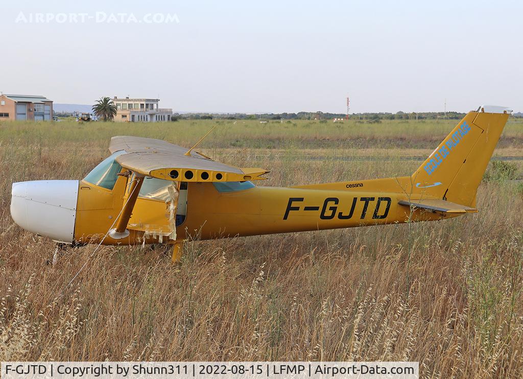 F-GJTD, Reims F150M C/N 150-75860, Parked in the grass... End of life...
