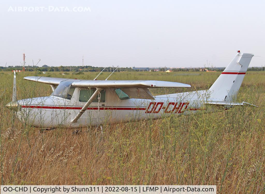 OO-CHD, Cessna 150M C/N 15076554, Parked in the grass...