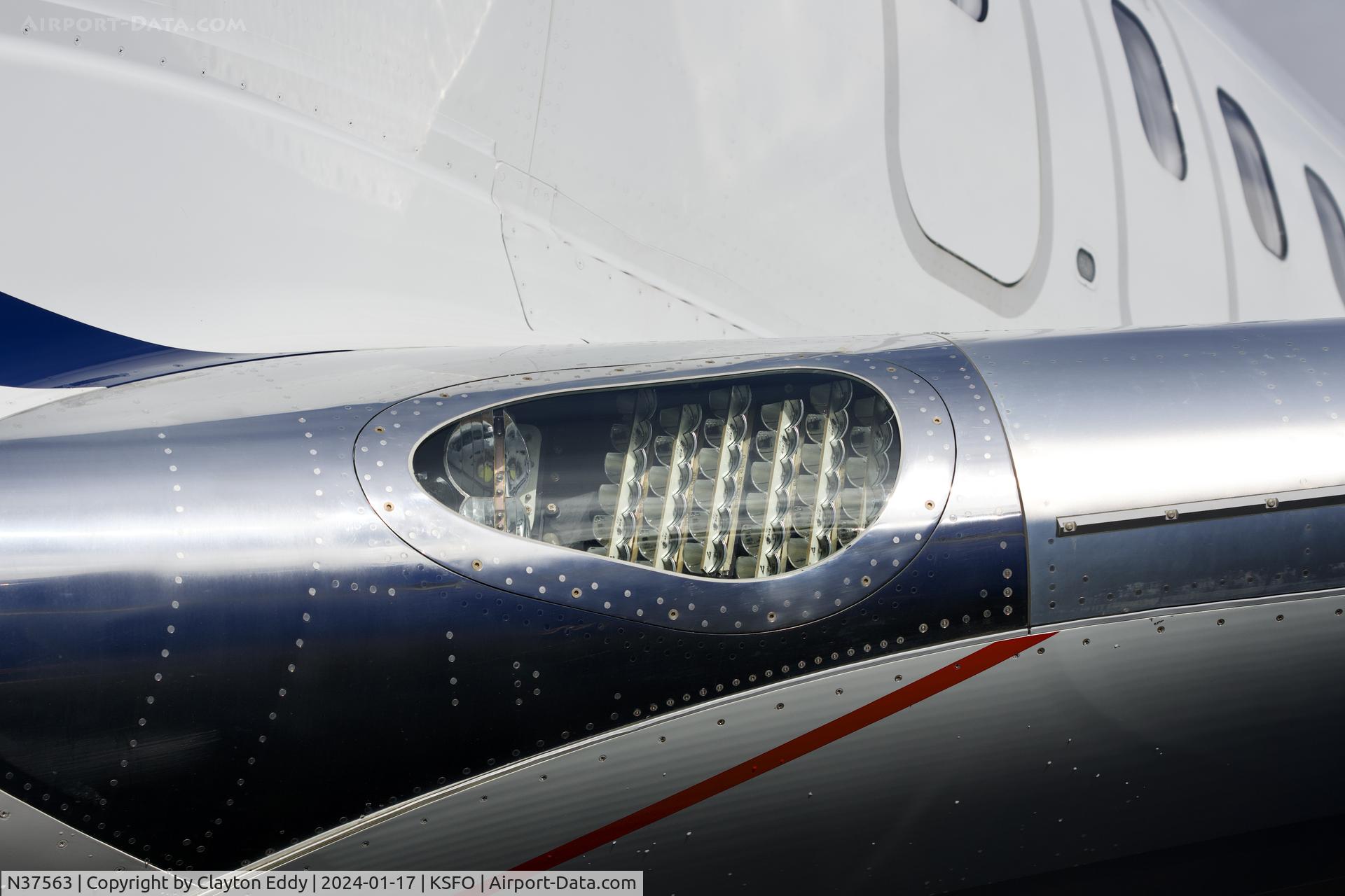 N37563, 2023 Boeing 737-9 MAX C/N 67187, Wing landing light.SFO 2024.