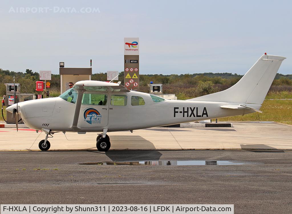 F-HXLA, Cessna TU206G Turbo Stationair C/N U20604722, Refuelling for some paraclub activities...