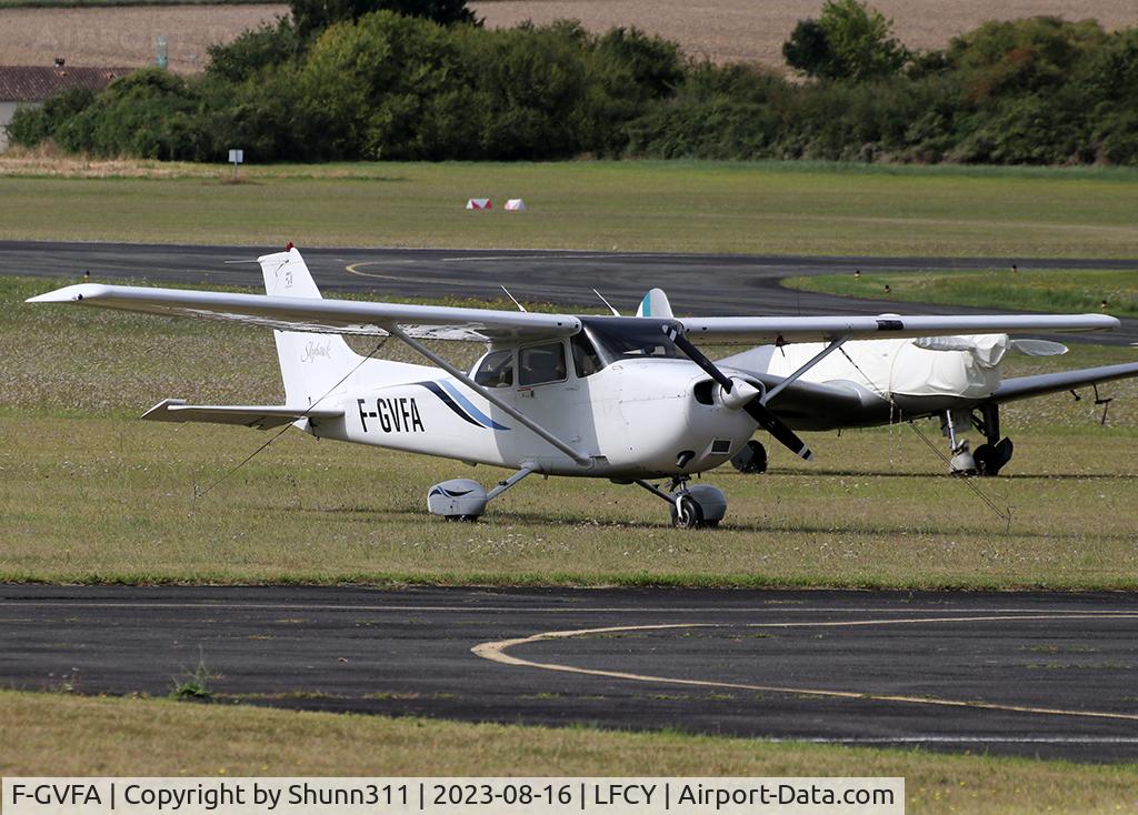 F-GVFA, Cessna 172R C/N 17280868, Parked in the grass...