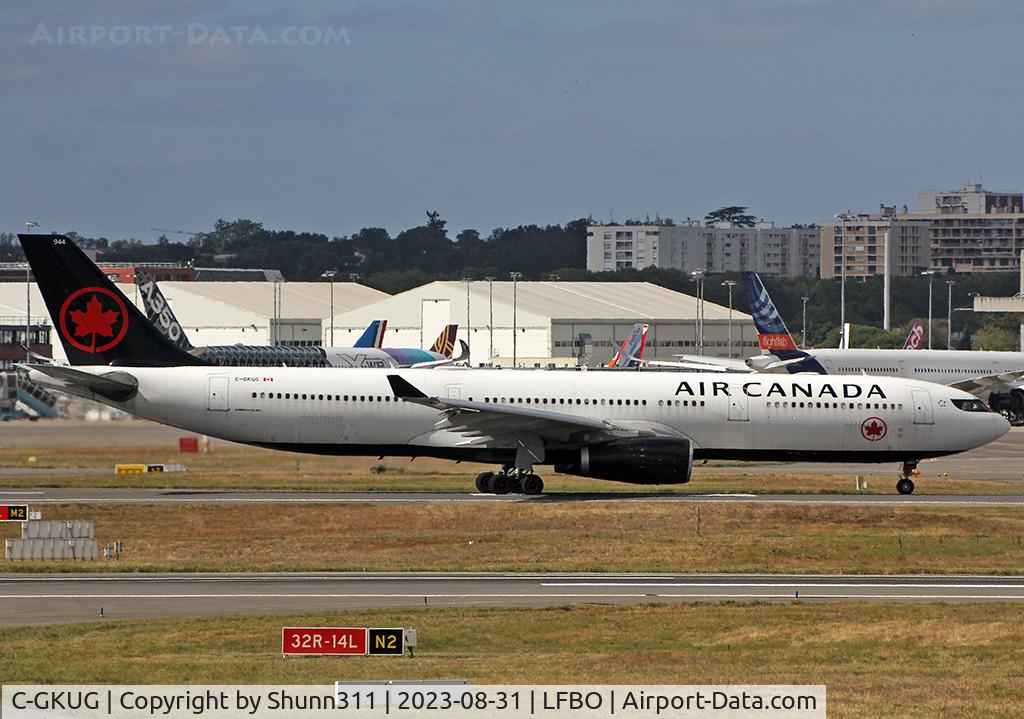C-GKUG, 2010 Airbus A330-343X C/N 1149, Ready for take off rwy 32L in new c/s