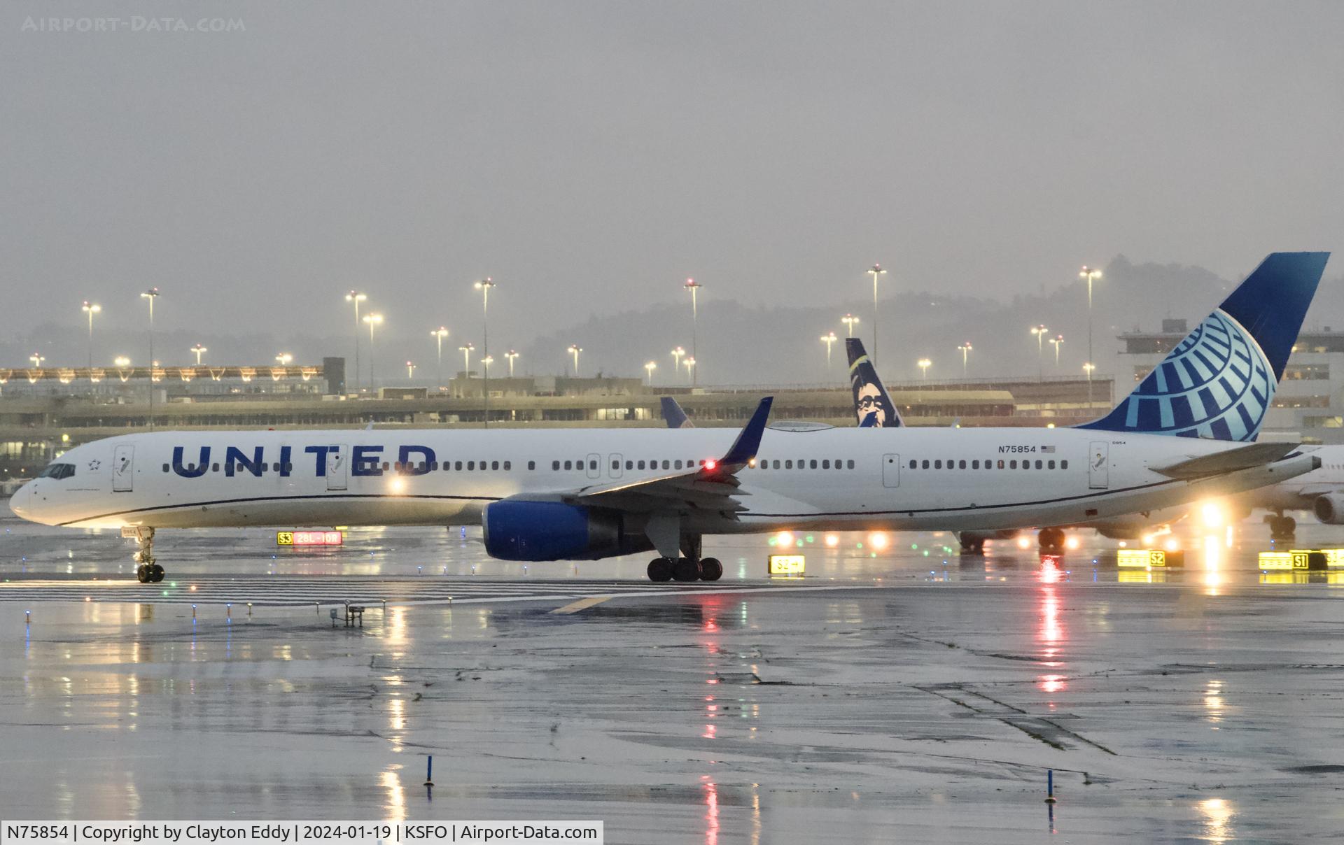 N75854, 2002 Boeing 757-324 C/N 32813, SFO 2024.