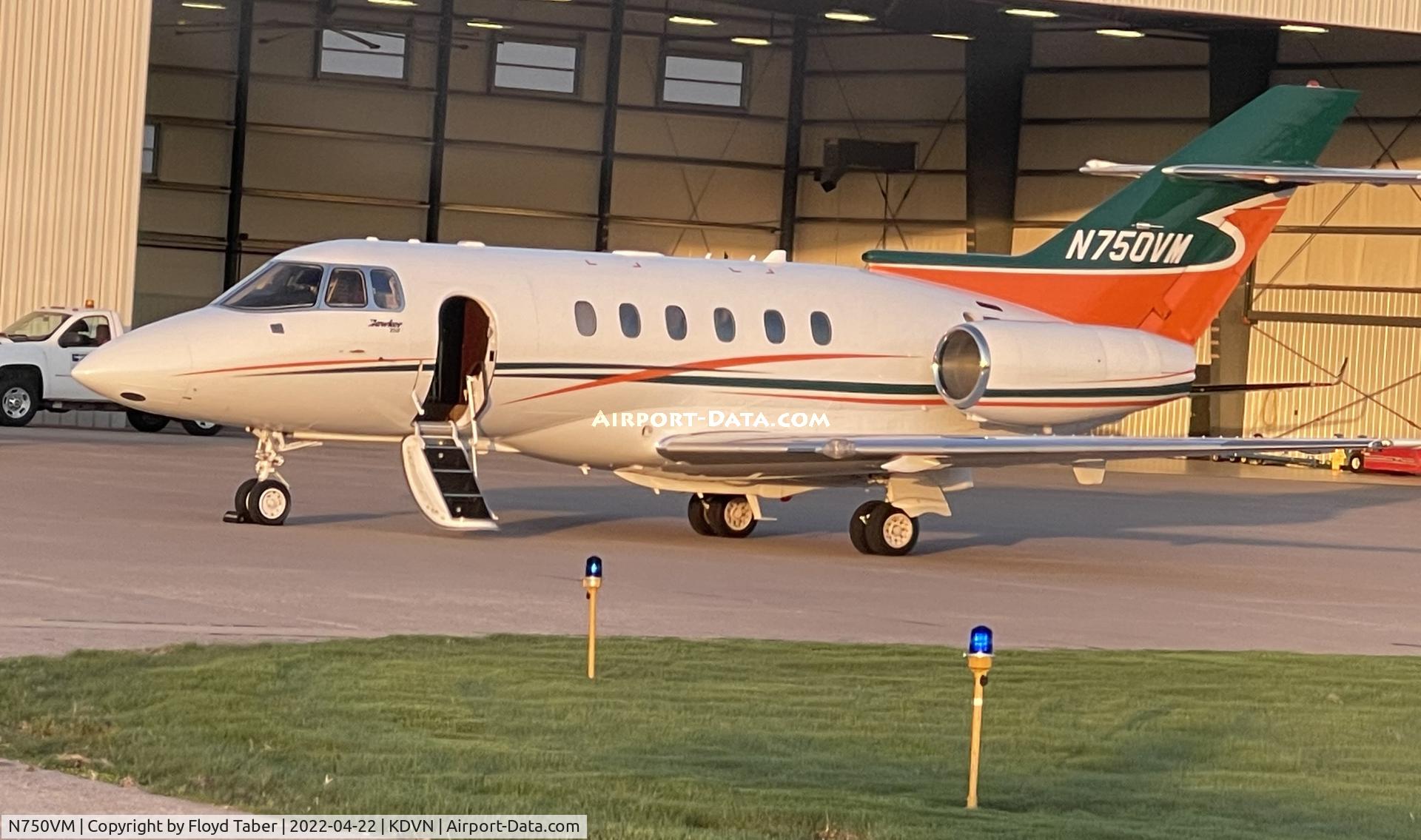 N750VM, 2010 Hawker Beechcraft 750 C/N HB-69, Off loading passengers