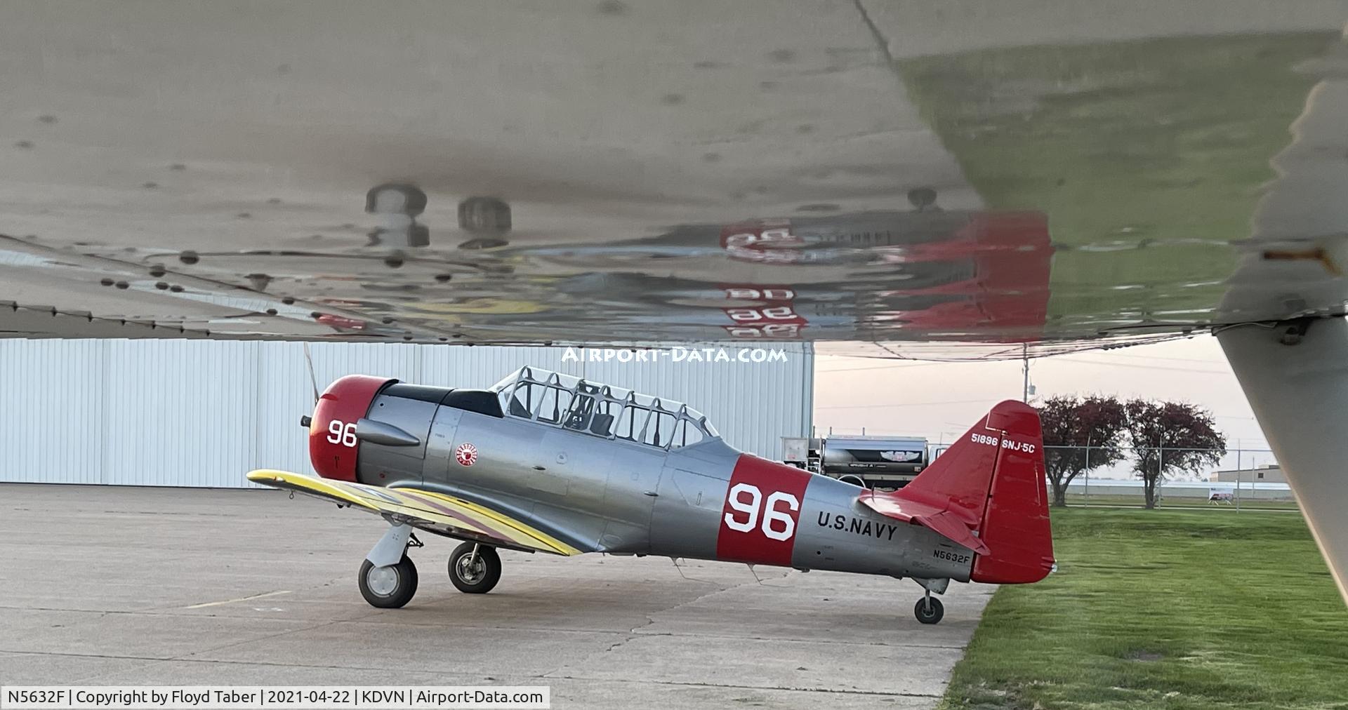 N5632F, North American SNJ-5C Texan Texan C/N 88-14934, Flying in on a beautiful day in Eastern Iowa