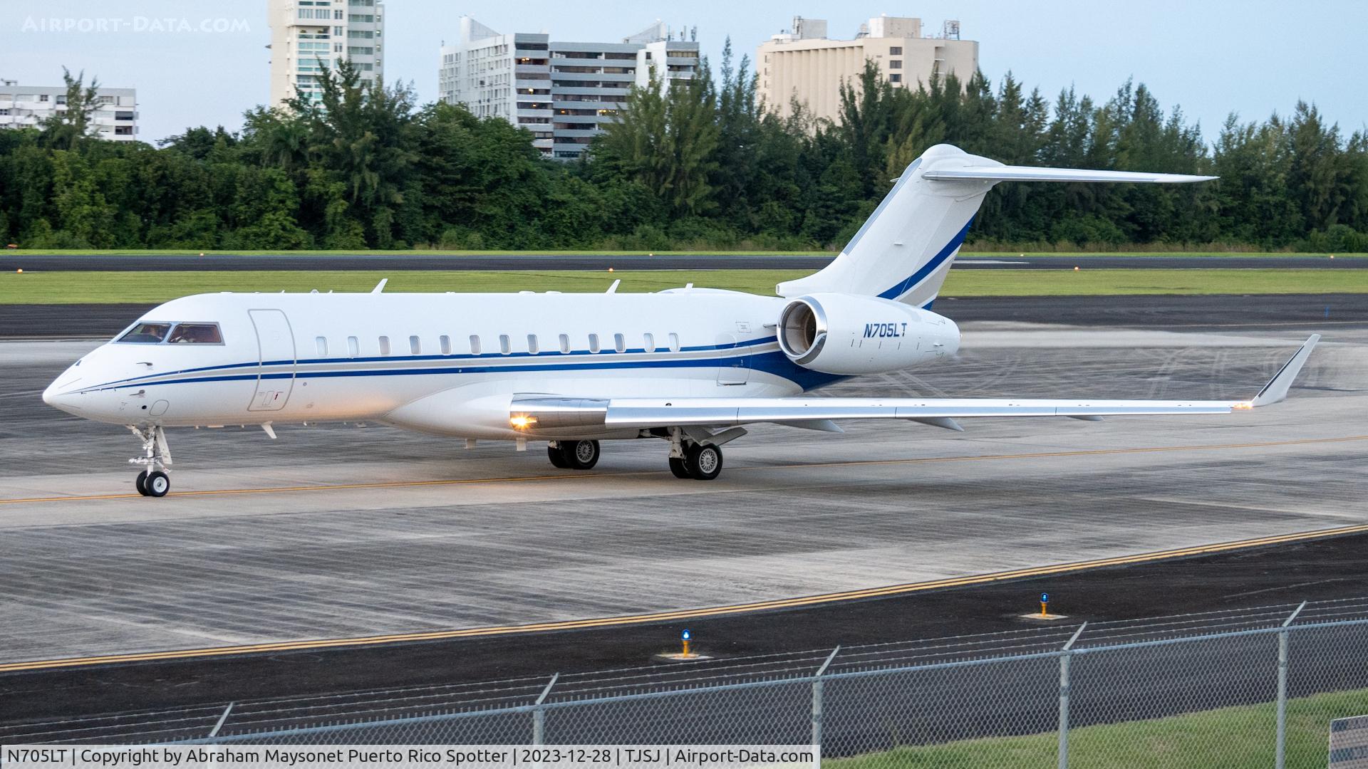 N705LT, 2006 Bombardier BD-700-1A10 Global Express C/N 9218, Taxing for departure