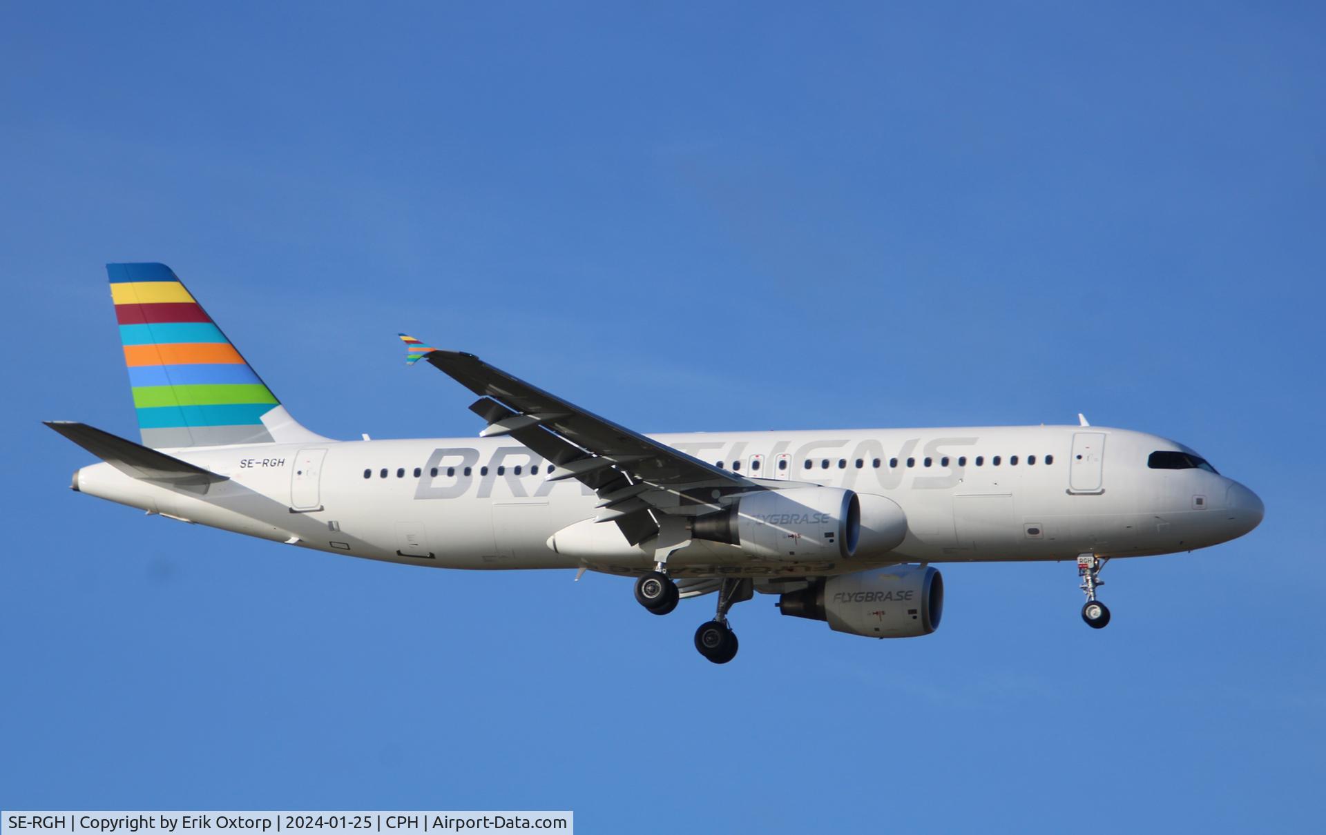 SE-RGH, 2008 Airbus A320-214 C/N 3508, SE-RGH landing rw 04L