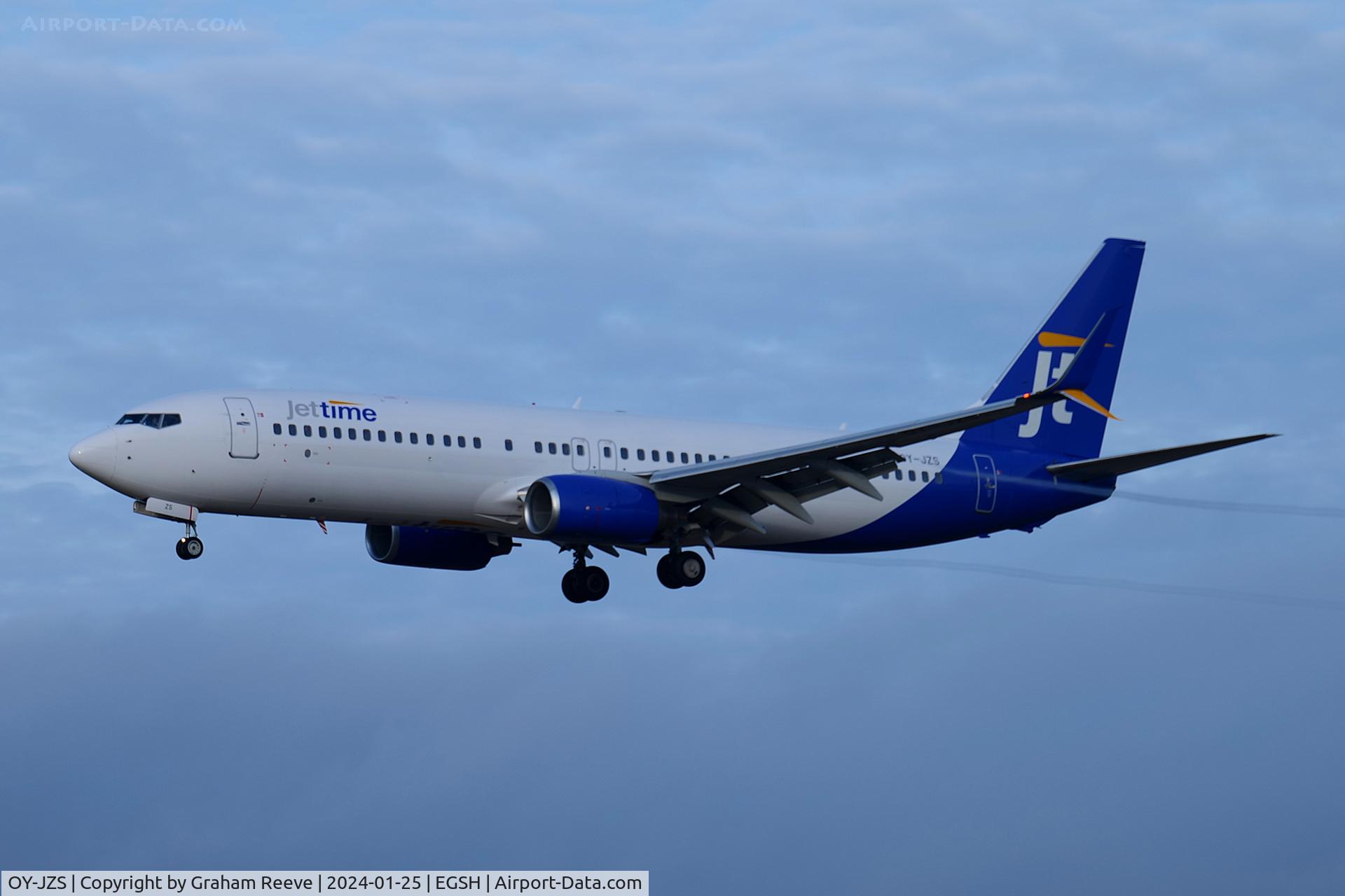 OY-JZS, 2007 Boeing 737-8K5 C/N 35100, Landing at Norwich.