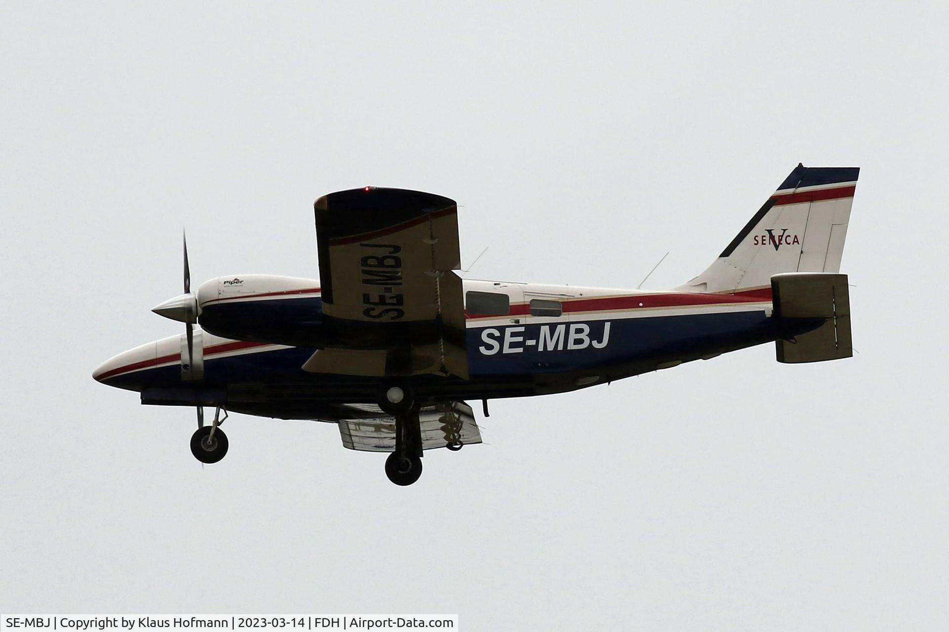 SE-MBJ, 1999 Piper Aircraft Corp. PA-34 220T Seneca V C/N 34-49121, Final Approach to FDH