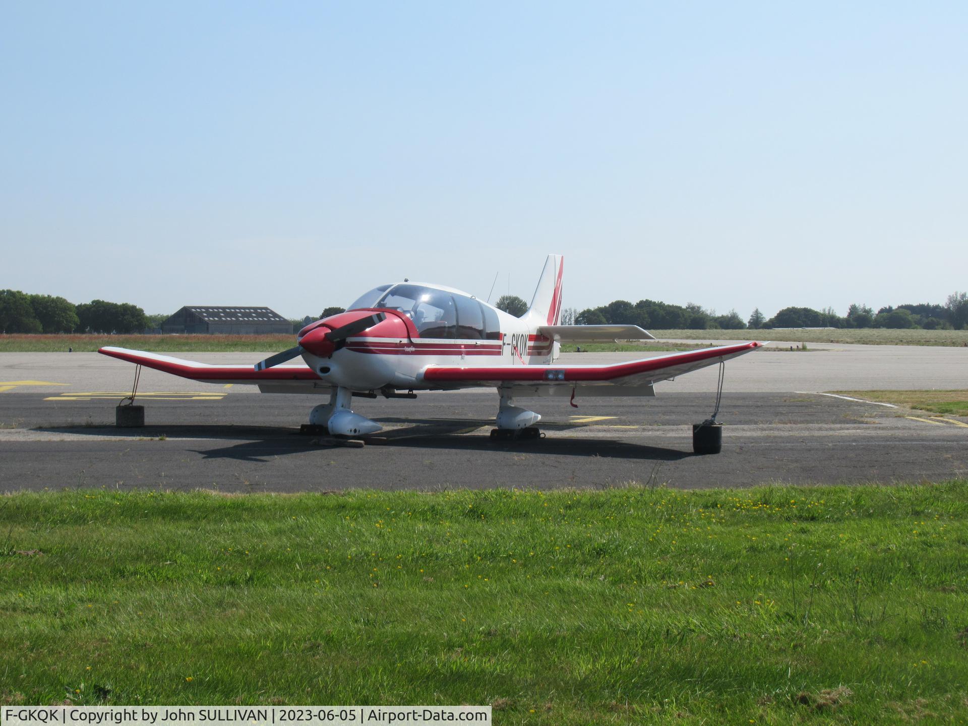 F-GKQK, Robin DR-400-140B Major C/N 2056, At Lannion, France
