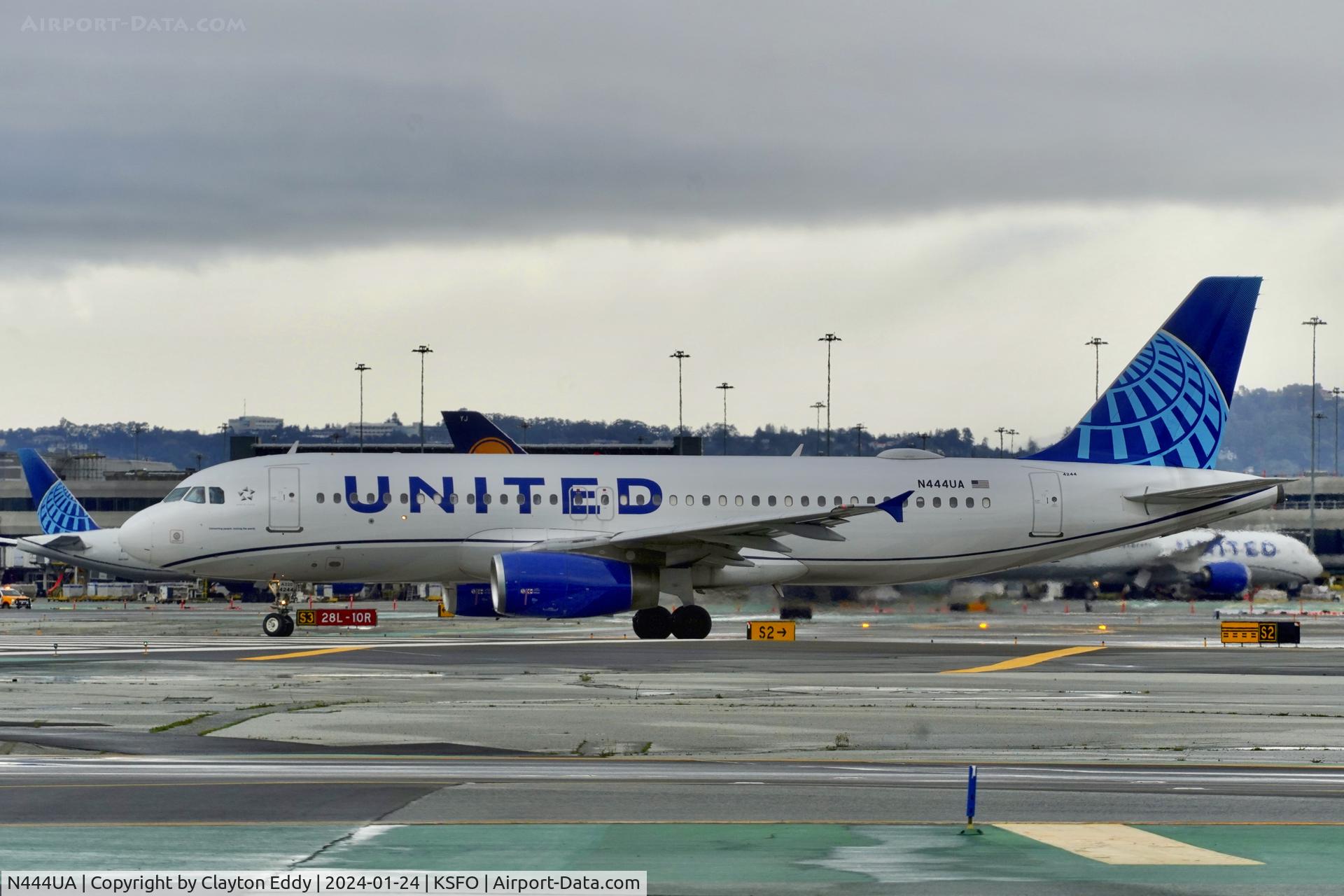 N444UA, 1998 Airbus A320-232 C/N 824, SFO 2024.