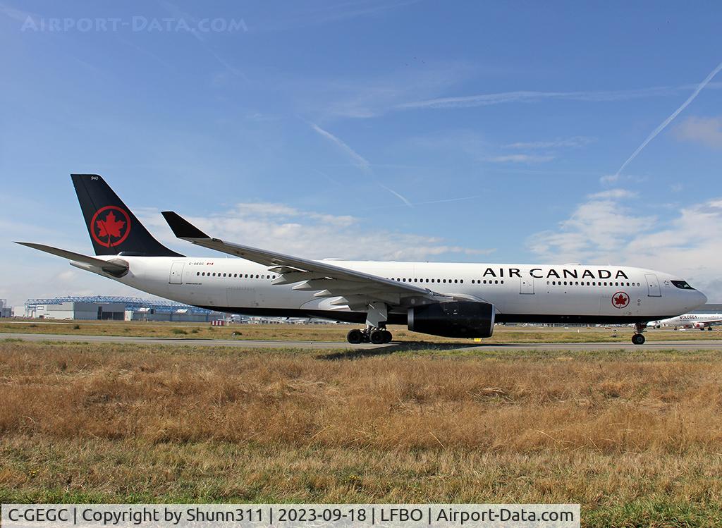 C-GEGC, 2009 Airbus A330-343 C/N 1006, Taxiing holding point rwy 14L for departure... New c/s