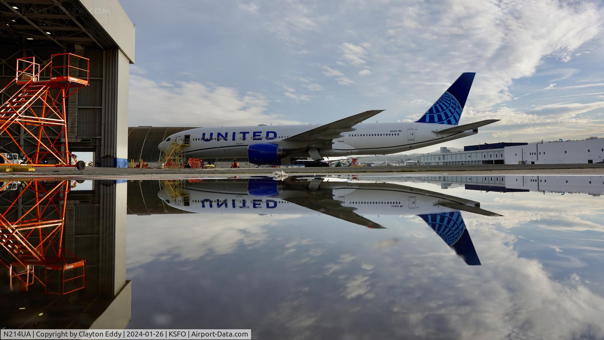 N214UA, 2000 Boeing 777-222 C/N 30220, SFO 2024.