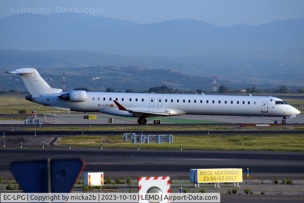 EC-LPG, 2011 Bombardier CRJ-1000ER NG (CL-600-2E25) C/N 19021, Taxiing