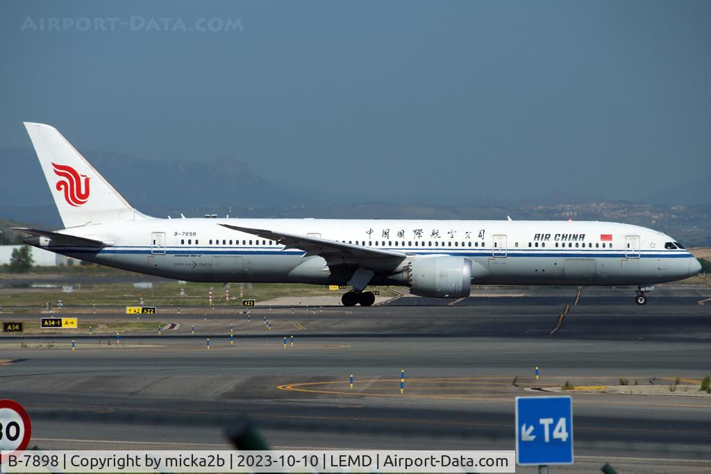 B-7898, 2016 Boeing 787-9 Dreamliner C/N 34310, Taxiing