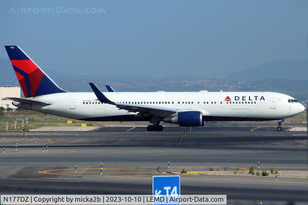 N177DZ, 1999 Boeing 767-332 C/N 29698, Taxiing