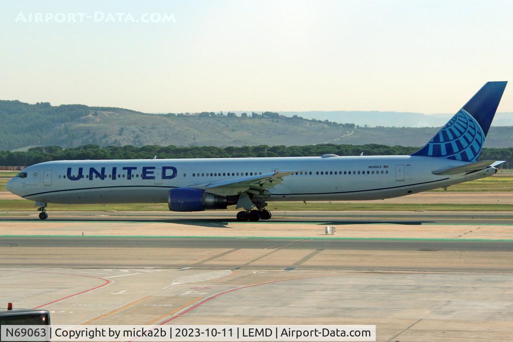 N69063, 2002 Boeing 767-424/ER C/N 29458, Taxiing