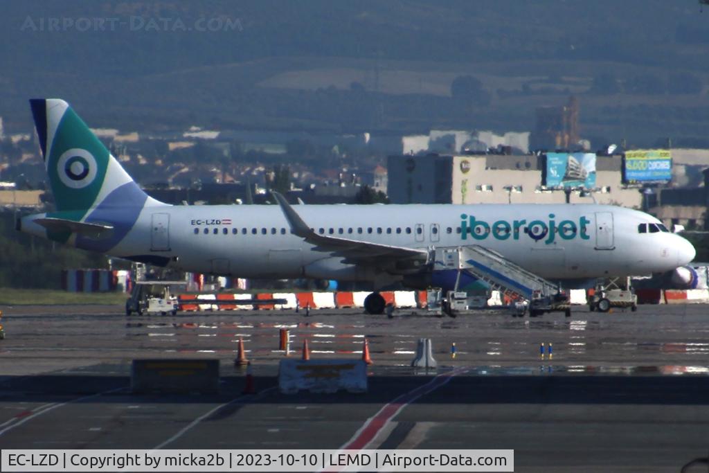 EC-LZD, 2013 Airbus A320-214 C/N 5642, Parked