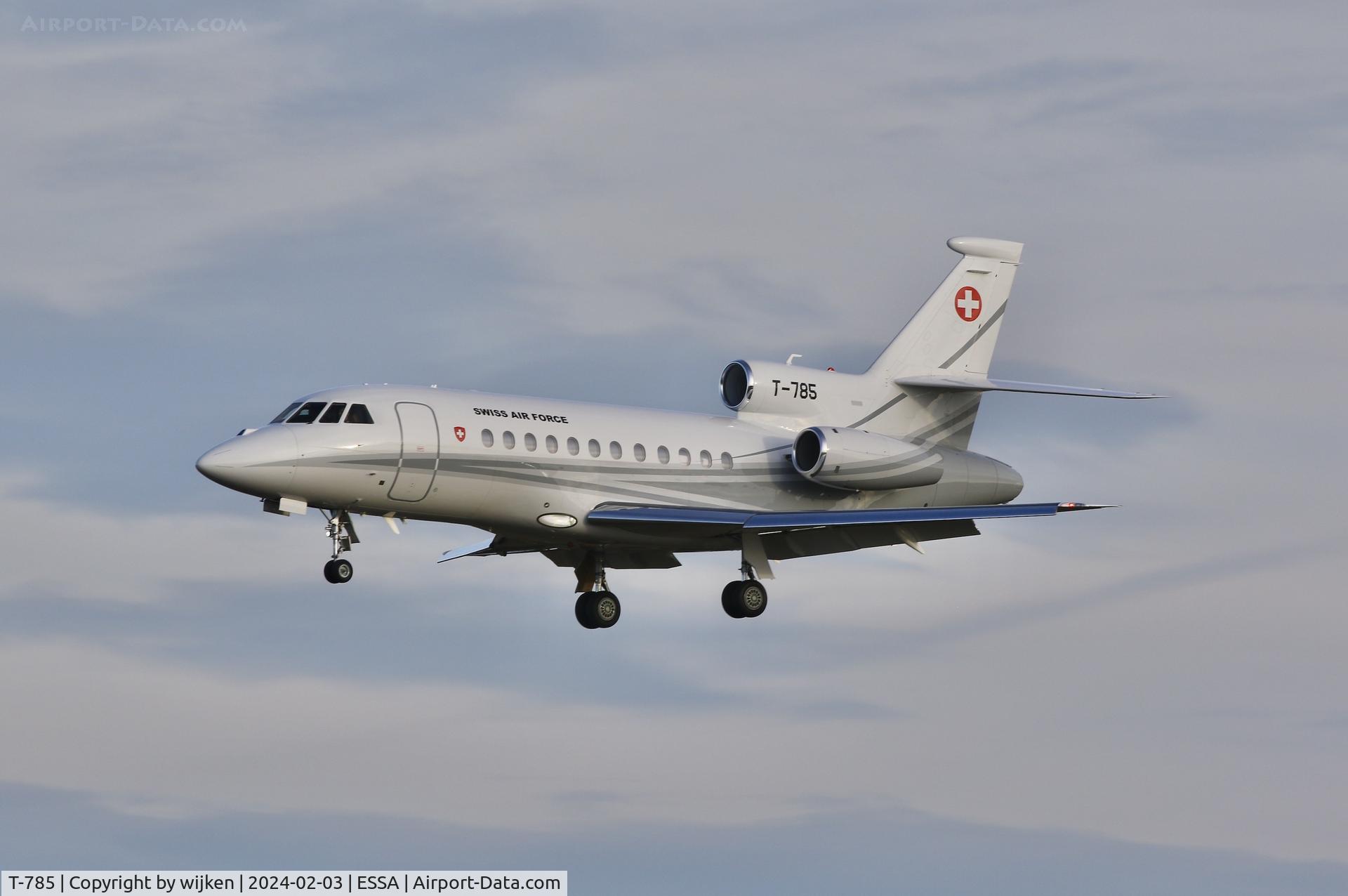 T-785, 2007 Dassault Falcon 900EX EASy II C/N 195, RWY 26