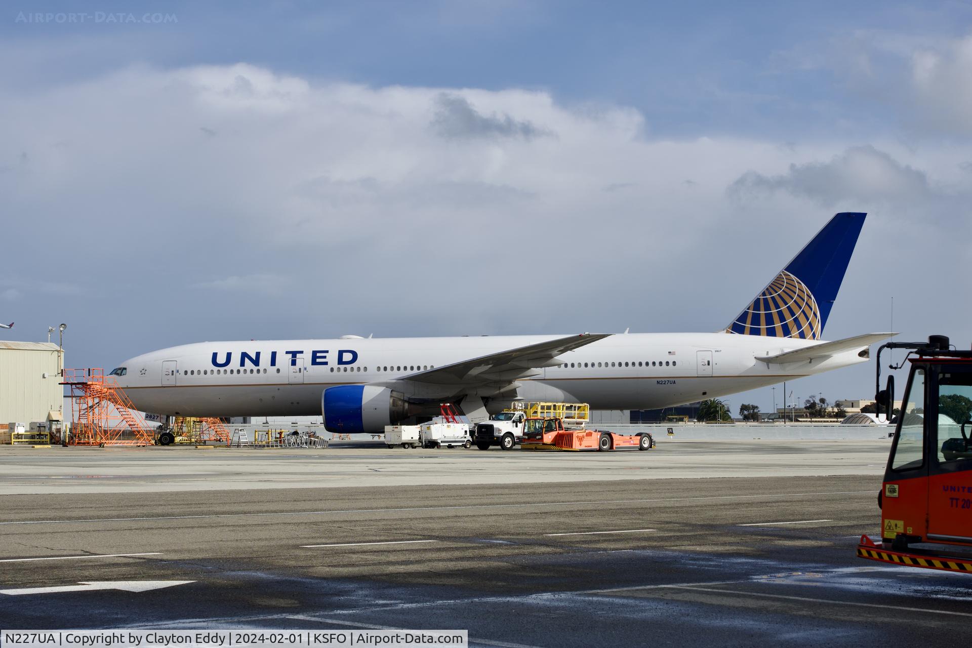 N227UA, 2002 Boeing 777-222 C/N 30555, SFO 2024.