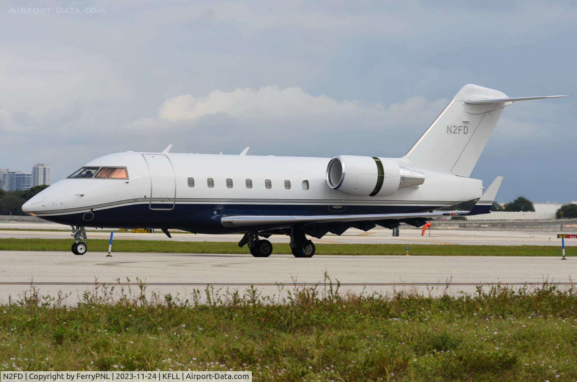 N2FD, 1997 Canadair Challenger 604 (CL-600-2B16) C/N 5345, CL604 taxying past for departure