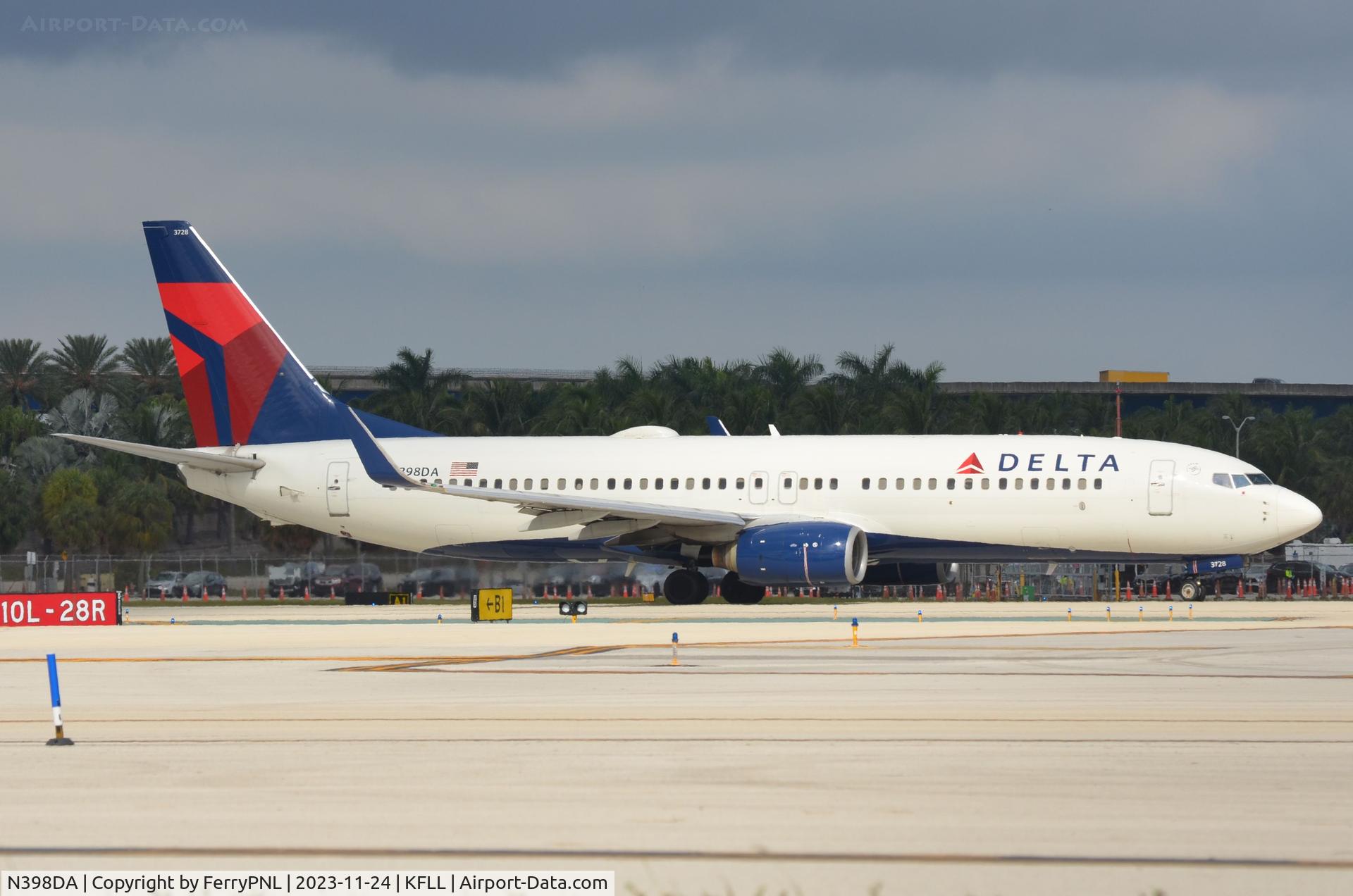 N398DA, 2000 Boeing 737-832 C/N 30774, Delta B738 lined-up