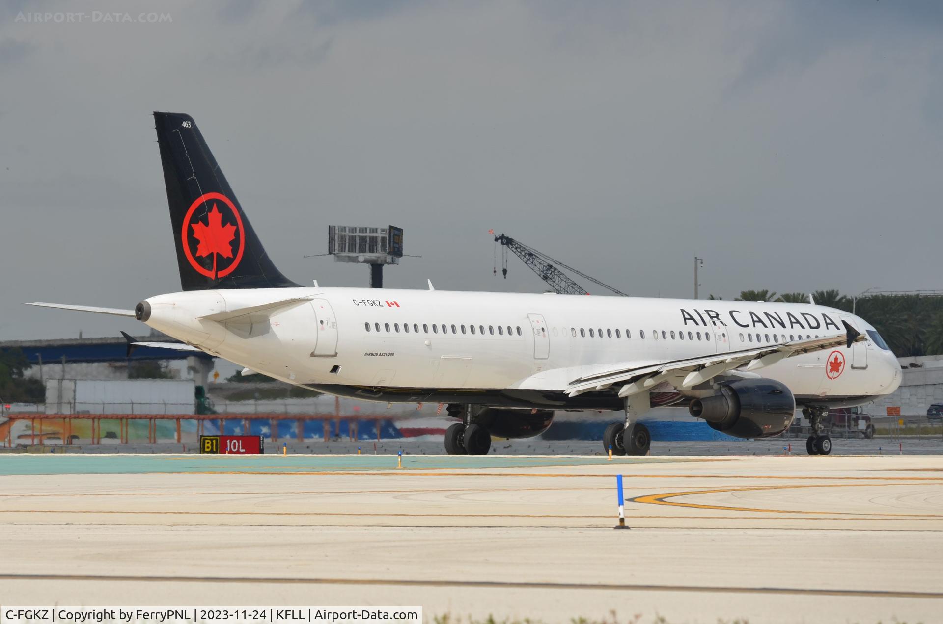 C-FGKZ, 2008 Airbus A321-212 C/N 3401, Air Canada A321 holding short of 10L