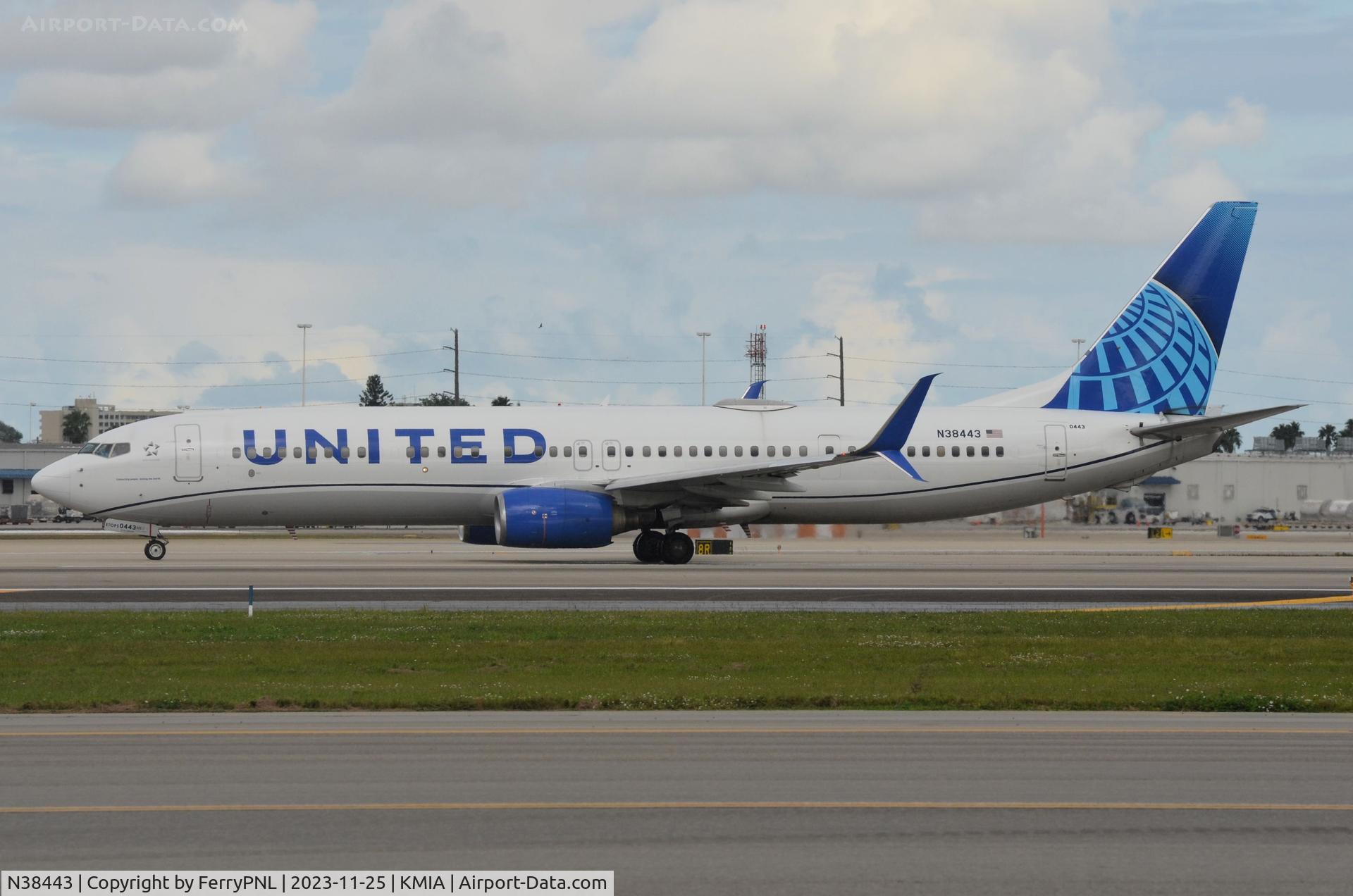 N38443, 2010 Boeing 737-924/ER C/N 31655, United B739