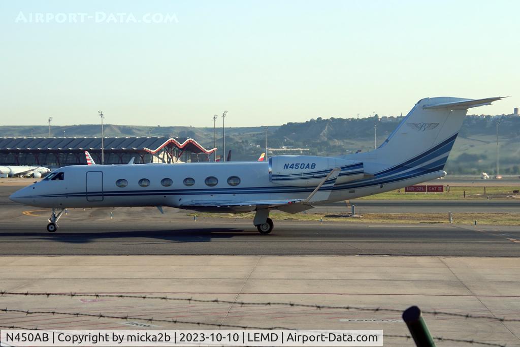 N450AB, 2006 Gulfstream Aerospace GIV-X (G450) C/N 4043, Taxiing