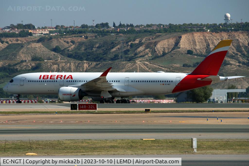 EC-NGT, 2019 Airbus A350-941N C/N 366, Taxiing