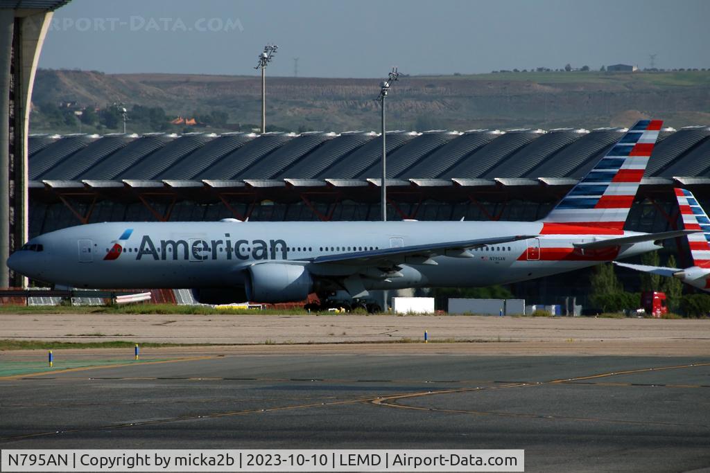 N795AN, 2000 Boeing 777-223 C/N 30257, Taxiing