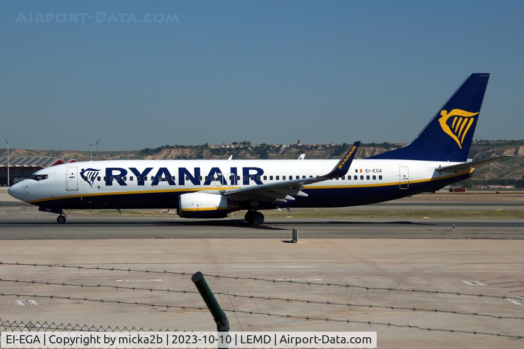 EI-EGA, 2009 Boeing 737-8AS C/N 38490, Taxiing