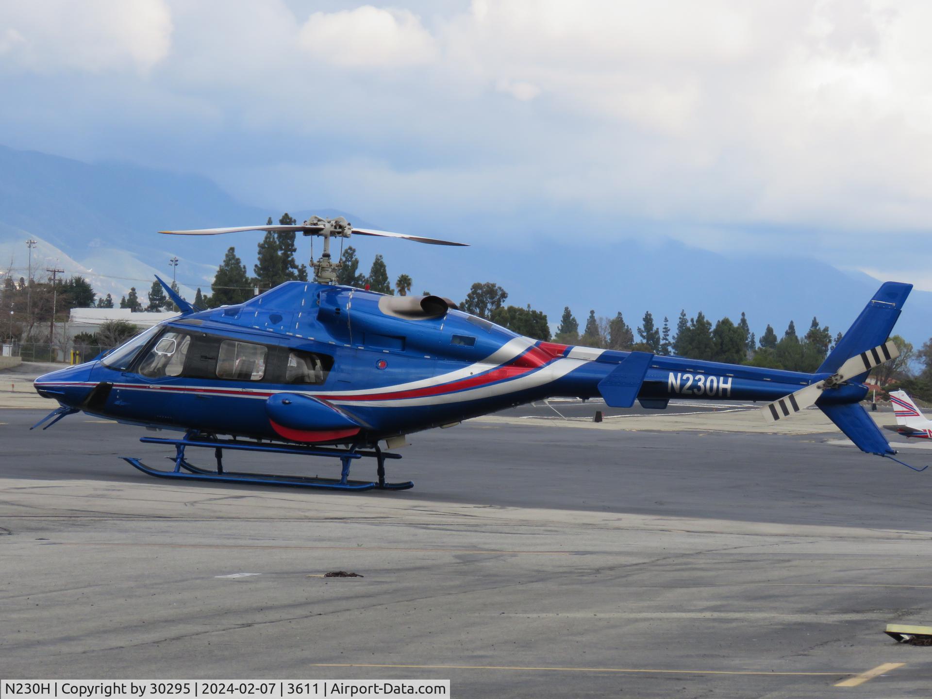 N230H, 1994 Bell 230 C/N 23019, Awaiting flight crew