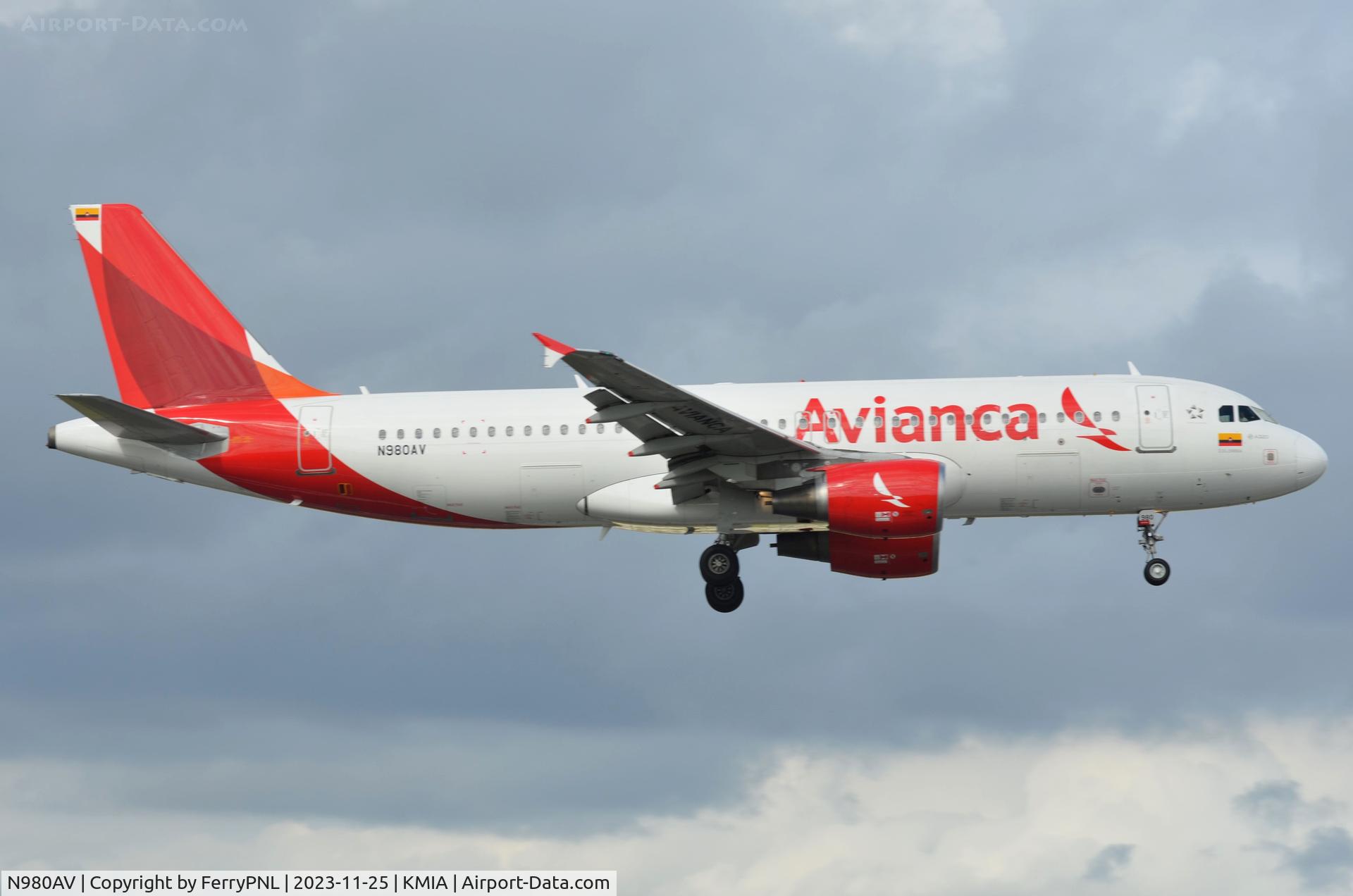 N980AV, 2009 Airbus A320-214 C/N 3980, Avianca A320 on short final