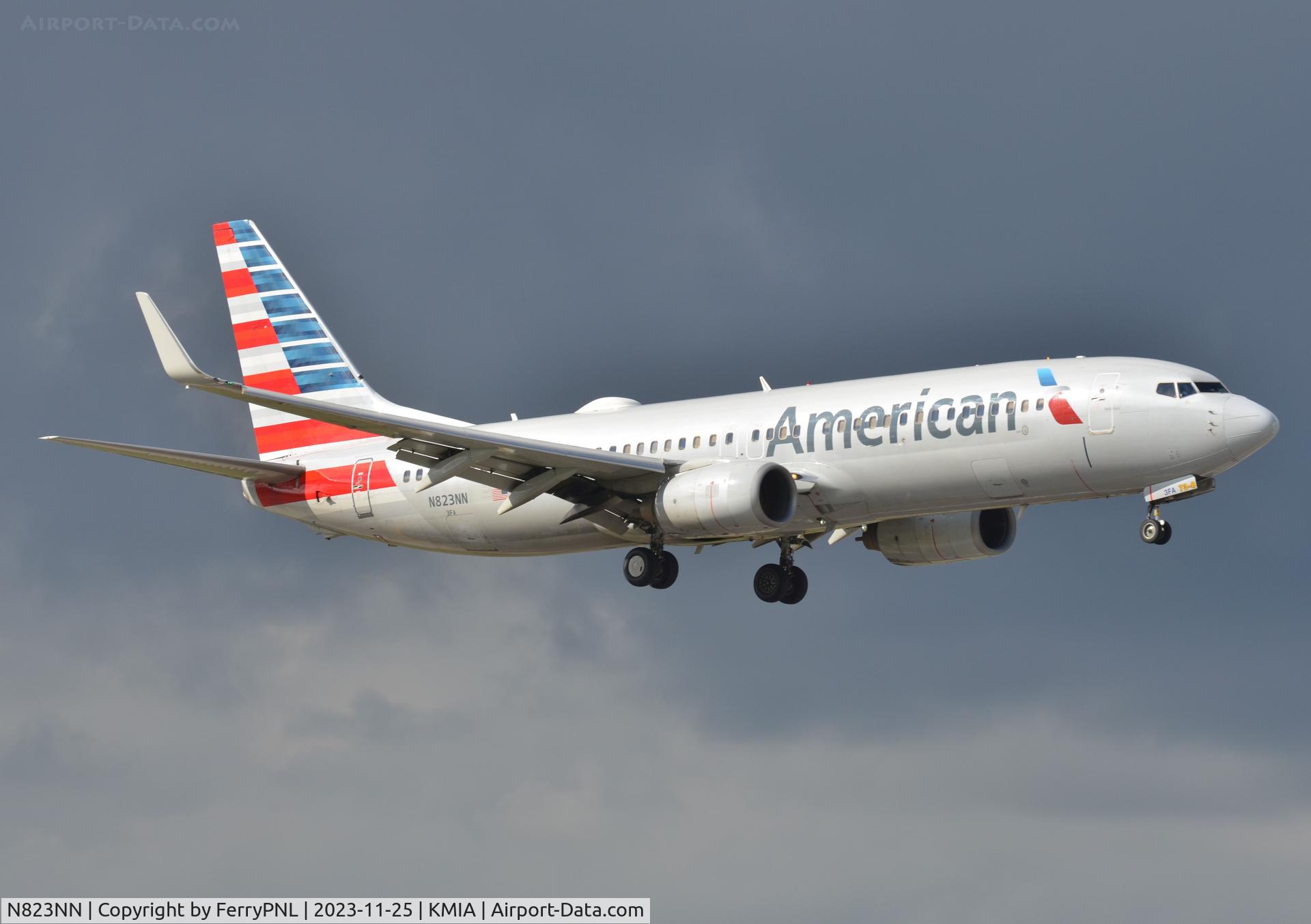 N823NN, 2010 Boeing 737-823 C/N 29560, American B738 landing