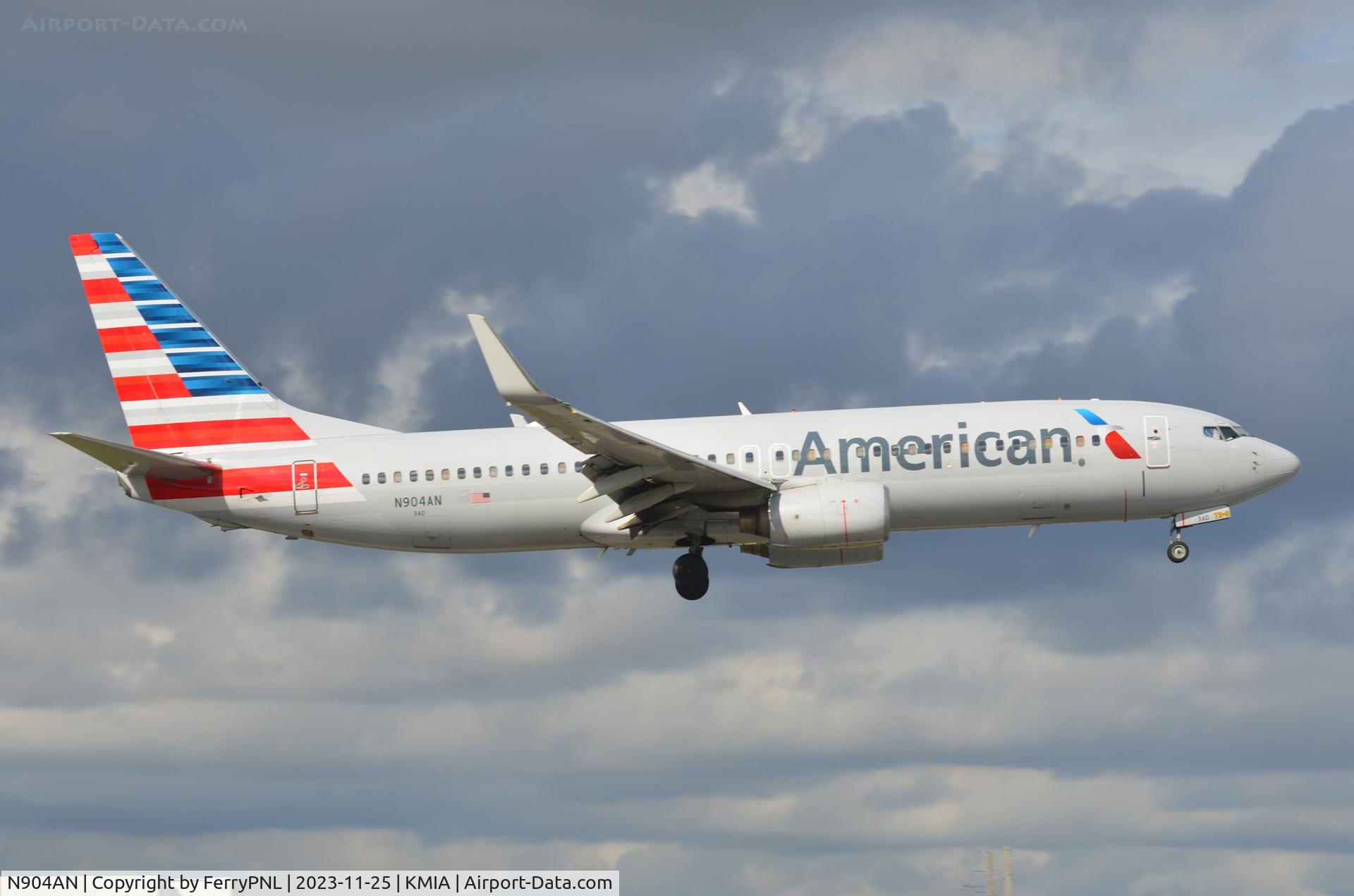 N904AN, 1999 Boeing 737-823 C/N 29506, Landing of American B738
