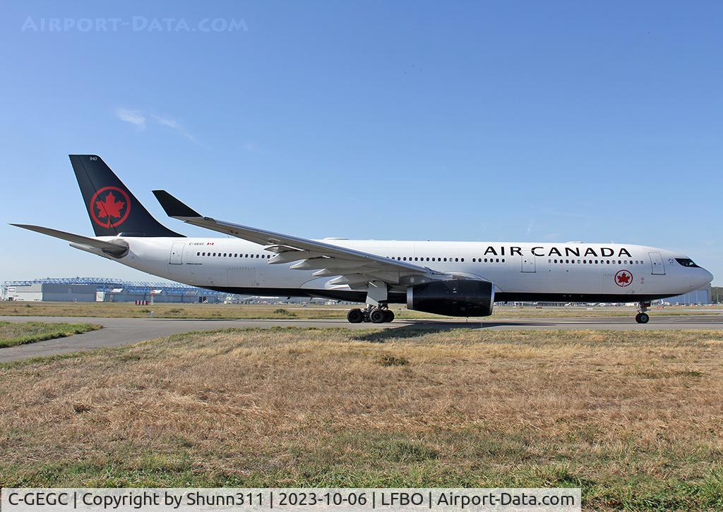 C-GEGC, 2009 Airbus A330-343 C/N 1006, Taxiing holding point rwy 14L for departure... new c/s