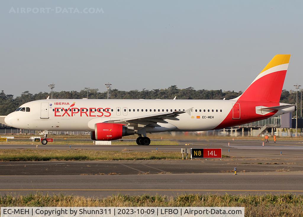 EC-MEH, 2001 Airbus A320-214 C/N 1450, Ready for departure rwy 14L...