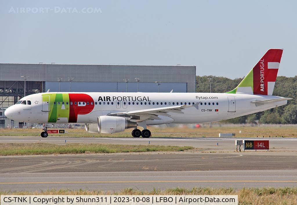 CS-TNK, 2000 Airbus A320-214 C/N 1206, Lining up rwy 14L for departure