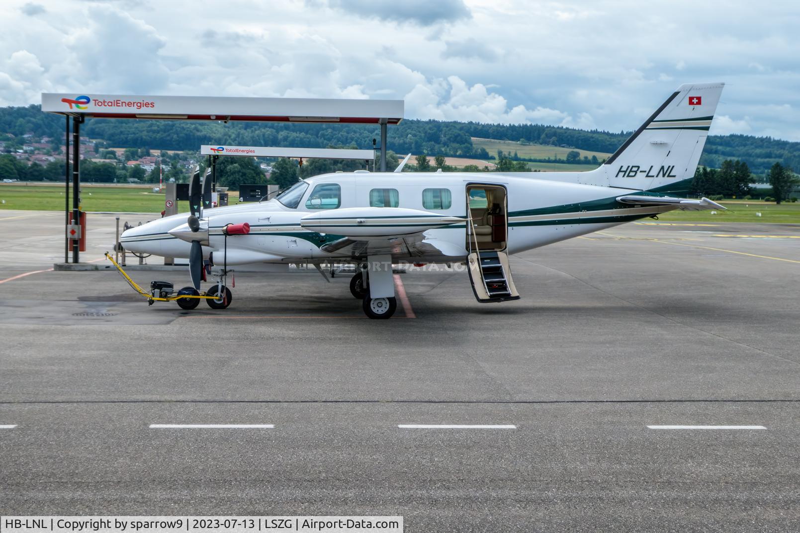 HB-LNL, 1980 Piper PA-31T Cheyenne II C/N 31T-8020083, Refuelling at its base Grernchen